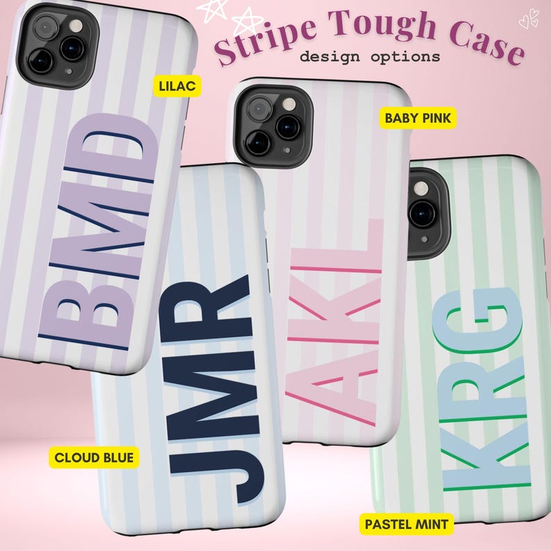 Może przedstawiać: Cztery etui na telefon z pionowymi paskami w kolorach liliowym, baby pink, cloud blue i pastelowej mięty. Każde etui ma inny zestaw inicjał&oacute;w pogrubioną czcionką. Widoczny jest r&oacute;wnież tekst "Stripe Tough Case" i "design options".