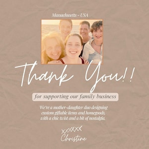 Może przedstawiać: Beżowe tło z napisem "Thank You!!" w stylu odręcznym. Zdjęcie pięciu uśmiechniętych os&oacute;b znajduje się w prawym g&oacute;rnym rogu. Zawiera r&oacute;wnież tekst "for supporting our family business".