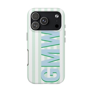 Może przedstawiać: Etui na telefon z pionowym wzorem w paski w kolorze jasnozielonym i białym. Etui posiada litery "GMW" w kolorze jasnoniebieskim. Etui na telefon posiada czarny moduł aparatu i czarne przyciski boczne.