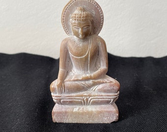 Statue de bouddha vintage en pierre sculptée à la main