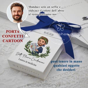 Peut inclure: Une boîte blanche avec une illustration de dessin animé d'un homme tenant des pilules, entourée d'une couronne verte. La boîte contient du texte en italien, un ruban bleu et les mots "PORTA CONFETTI CARTOON".