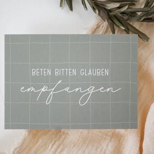 Könnte beinhalten: Ein Set aus drei Keramikbechern mit gesprenkelter, matter Oberfläche. Die Becher sind in Creme-, Hellgrau- und Dunkelgrautönen gehalten. Jeder Becher hat ein schlichtes, minimalistisches Design.