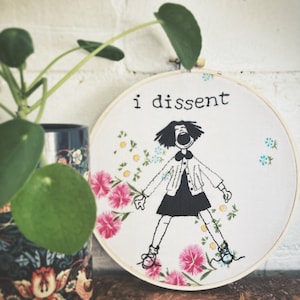 Feministische Handstickerei - Ramona Quimby I Dissent RBG Zitat - Handbestickt auf floralem Vintage Stoff