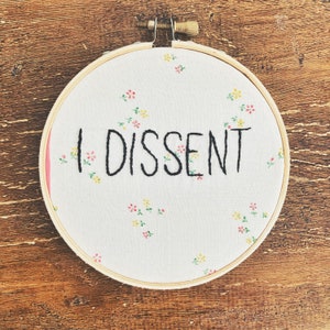 Feministische Stickerei - I Dissent RBG Zitat - Handgestickt auf floralem Vintage Stoff
