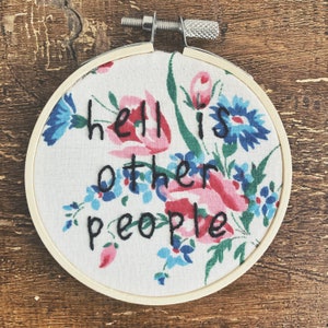 Broderie « L'enfer, c'est les autres » - Citation de Jean-Paul Sartre - Broderie murale faite main - Broderie subversive - Broderie sarcastique