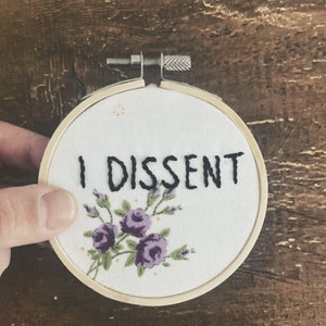 Feministische Stickerei - I Dissent RBG Zitat - Handgestickt auf Vintage Stoff mit Blumen - Politische Wandkunst - Subversive Handarbeit