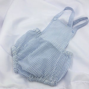 Sunsuit Strampler Baby Junge Baby Mädchen Unisex Baby Blau oder Rosa Leichte Baumwolle Seersucker Blau Weiß Streifen Haken & Schleifenbänder