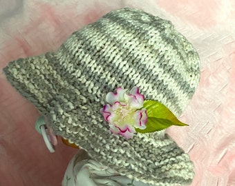 Chapeau de soleil en coton avec rebord vert sauge/blanc antique Chapeau de soleil en tricot pour tout-petits, fleurs roses, accessoire photo de chapeau de plage pour bébé