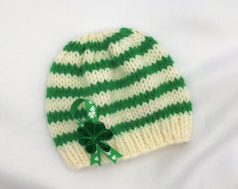 St Patrick's Day Strickmütze ALL SIZES Kelly Green Stripes auf Vintage Weiß Abnehmbarer Kleeblatt Perfekt für März Babys!