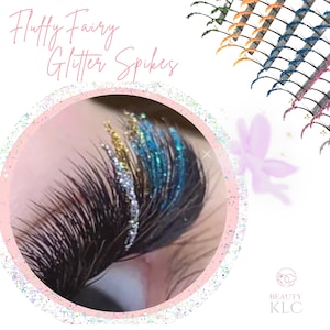 Könnte beinhalten: Nahaufnahme eines Auges mit langen, dunklen Wimpern, verziert mit goldenen, silbernen und türkisfarbenen Glitzerspitzen. Der Text "Fluffy Fairy Glitter Spikes" in rosa Schrift und ein Beauty KLC-Logo sind ebenfalls zu sehen.