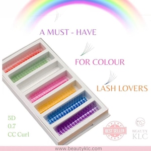 Könnte beinhalten: Ein Set mit sechs bunten Wimpernextensions in einer weißen Schale. Die Extensions sind in Reihen angeordnet und mit dem Text "5D 0.7 CC Curl" beschriftet. Die Schale ist mit dem Text "A MUST - HAVE FOR COLOUR LASH LOVERS" beschriftet.