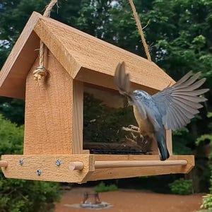 Rustic Cedar Bird Feeder – Handmade Wooden Bird Feeder for Outdoor Garden Decor & Birdwatching Gift