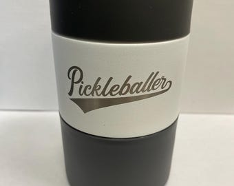 Enfriador de latas Toadfish Pickleball: portavasos antivuelco con grabado personalizado de 355 ml