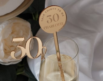Personalisierte Cocktail-Rührer und Getränkedeckel Weinanhänger 60 50 40 30 Geburtstagsdekoration UK Party Favors Cocktailrührer Geburtstagsdekor