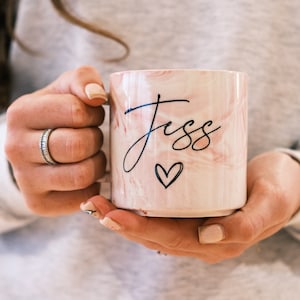 Taza de corazón con nombre personalizado, taza de café con forma de corazón, propuesta de dama de honor, regalo de propuesta, regalo para mamá, regalo para mejor amiga, regalos para ella