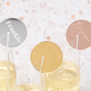Idee per segnaposto con nome per matrimonio Segnaposto per vetro Ciondolo per vino Etichette per bevande nuziali Ciondoli per cocktail con champagne Etichetta per bevande Ciondolo in vetro Impostazione del luogo