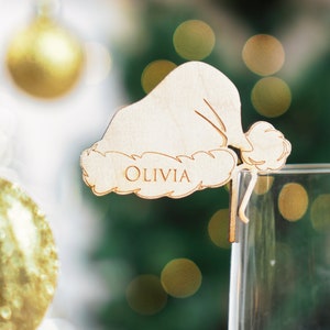 Gorro de Papá Noel personalizado, nombre de Navidad, lugar para bebidas, vasos, etiquetas con nombre, ajustes de lugar, regalos de mesa, adornos para bebidas, tarjetas de lugar navideñas