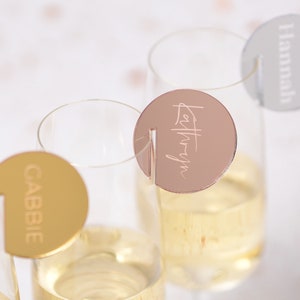 Ideas de tarjetas de lugar con nombre de boda acrílicas, nombres de lugares circulares, favores de boda, etiquetas de nombres de disco para soporte de lugar de vidrio, encanto de bebida