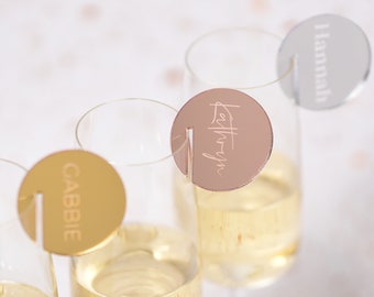 Ideas para tarjetas de nombre de boda en acrílico, nombres de lugares circulares para recuerdos de boda, etiquetas de nombre en forma de disco para portavasos de cristal, dijes para bebidas.