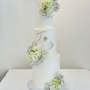 Elegant wedding cake decorative initials