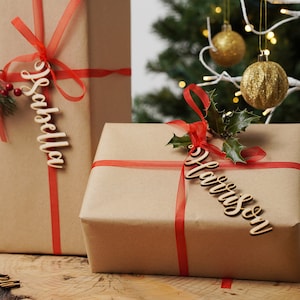 Personalisierter Geschenkanhänger, Weihnachtsstrumpfkarten, personalisierter Weihnachtssack Geschenkanhänger-Namensausschnitt kundenspezifische rustikale Weihnachtshölzerne Namensschilder