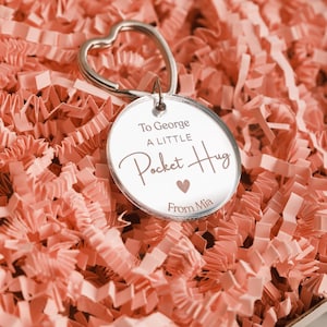 Llavero personalizado de San Valentín con abrazo de bolsillo, detalle de regalo, llavero de San Valentín con "Te extraño", pequeño regalo, llavero con abrazo pequeño.