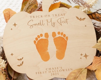 Personalisierte Babys erste Halloween-Kürbis-Fuß-Abdruck-Plakette | Mein erstes Halloween-Dekor | Neugeborenen Halloween Foto Prop Andenken mit Ständer