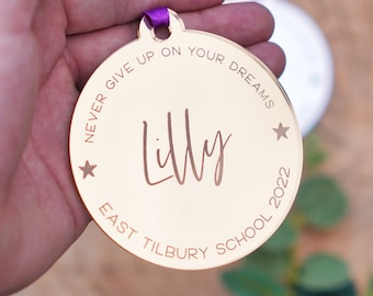 Medalha personalizada para formandos do ensino fundamental (6º ano), presente para alunos que concluem a escola.