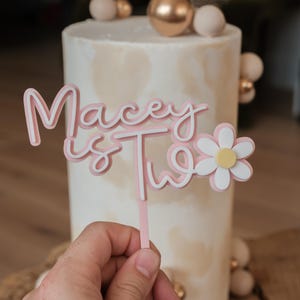 Idee per decorazioni per torte di compleanno a forma di margherita, decorazioni per torte 3D personalizzate per il secondo compleanno, decorazioni per torte in acrilico con il nome e l'età, decorazioni floreali per torte