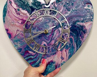 Reloj de pared de corazón morado.