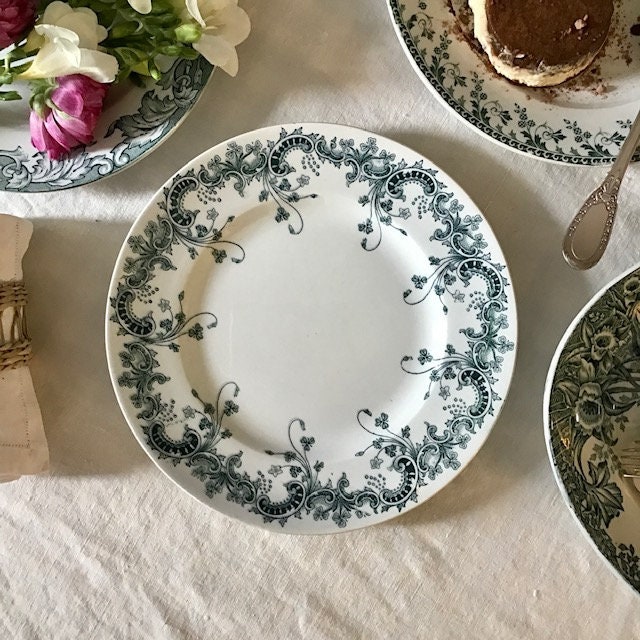 Assiette Plate X1 Ancienne en Terre de Fer à Large Guirlande Florale Verte sur Fond Blanc, St Amand