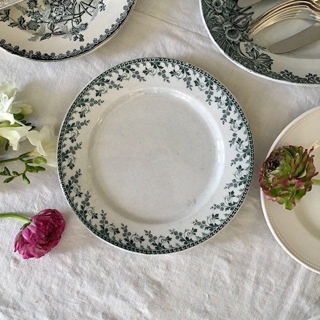 Assiette Plate X1 Ancienne en Terre de Fer à Guirlande Florale Verte sur Fond Blanc, Gien