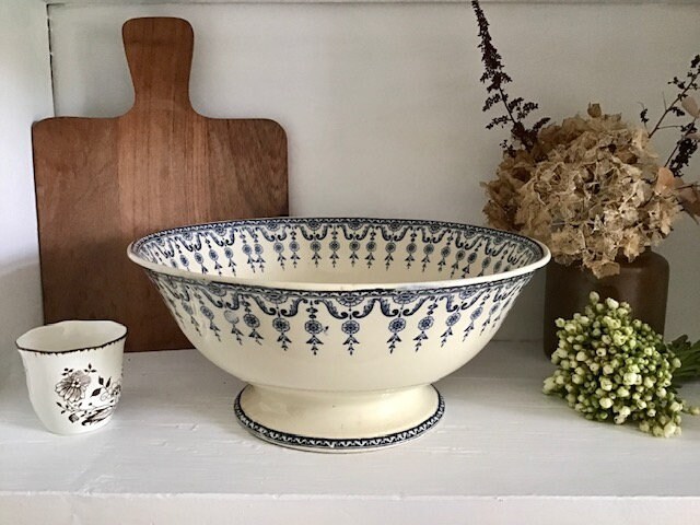 Très Beau Saladier sur Pied Ancien en Terre de Fer à Frise Bleue, Gien