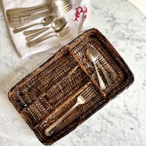 Organizzatore di posate vintage in vimini, vassoio portaposate in rattan, portautensili rustico, organizer per cassetti con cestello diviso, cucina in stile country francese