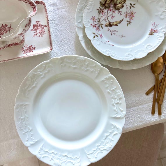 6 superbes assiettes plates vintage à décor embossé en pourtour et bord festonné , en porcelaine fine et blanche, L&C Limoges