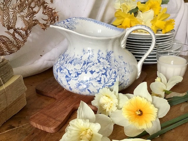 Pichet Ancien en Terre de Fer à Décor Floral Bleu sur Fond Blanc, Choisy-Le-Roi