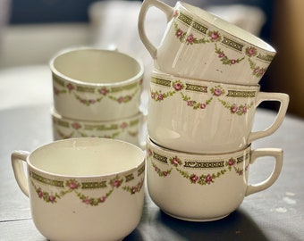 6 tasses à thé anciennes en terre de fer à ravissante guirlande florale rose et verte en pourtour et liseré doré, Sarreguemines