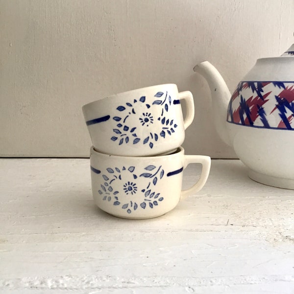 Set de 2 tasses à café anciennes en terre de fer à charmant décor floral et liseré bleus, Digoin Sarreguemines