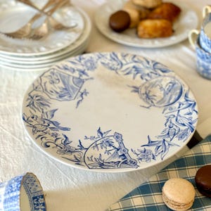 Lovely old ironstone cake stand with bird and landscape decoration around the edge, blue color, Grand Dépôt Drouot Paris