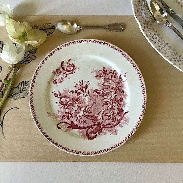 Assiette Plate X1 Ancienne en Terre de Fer à Magnifique Décor Fleurs et Papillons Coloris Rose, Crei