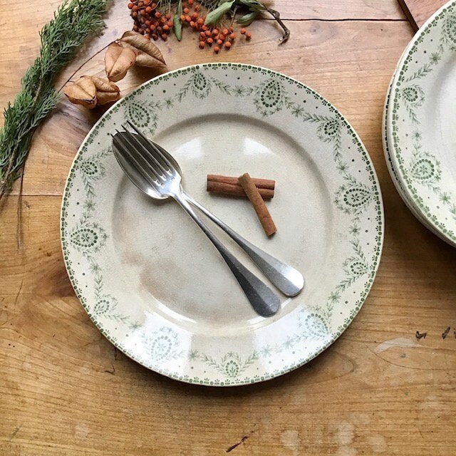 Plat Rond Ancien en Terre de Fer à Guirlande Florale Verte, Creil Montereau