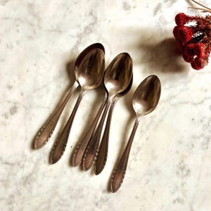 Puede incluir: Un juego de tres tazas de cerámica con un acabado mate moteado. Las tazas son de color crema, marrón claro y marrón oscuro. Cada taza tiene un diseño simple y minimalista y un asa redondeada.