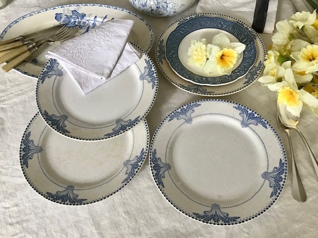 Assiettes Plates X4 Anciennes en Terre de Fer à Décor Antique Bleu Pourtour sur Fond Blanc Patiné, C