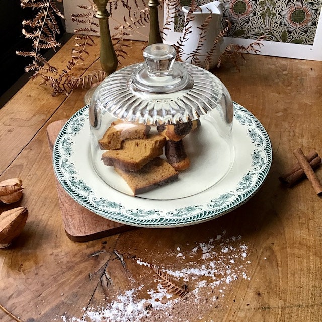 Présentoir à Gâteaux Ancien en Terre de Fer Guirlande Florale Verte sur Fond Crème, Salins