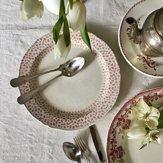 Plat Rond Vintage en Faïence à Bord Festonné et Petites Fleurs Roses Pourtour sur Fond Blanc, Gien