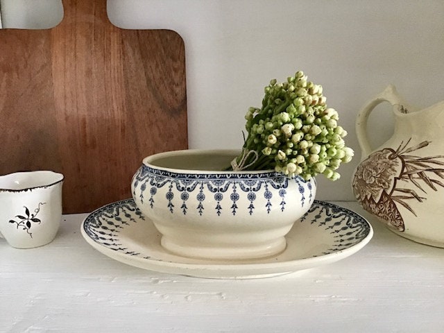 Jolie Saucière Ovale Ancienne en Terre de Fer à Décor Florentin Bleu sur Fond Ivoire, Gien