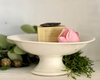 Antike weiße Steingut-Kompottschale auf Sockel – Französischer milchweißer Obstständer – Minimalistisches Landhaus-Mittelstück – 22 cm