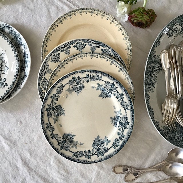 Assiettes Plates X4 Anciennes Dépareillées en Terre de Fer à Décor Floral Bleu sur Fond Crème, Chois