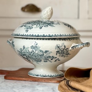 Superb old tureen on iron earthenware foot decorated with green floral motifs, St Amand