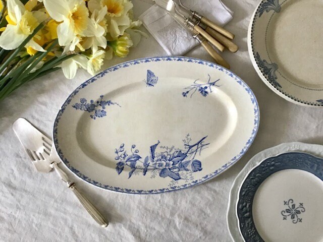 Plat Ovale Ancien en Terre de Fer à Décor Fleurs et Papillon Bleu Clair sur Fond Patiné, U&c Sarregu